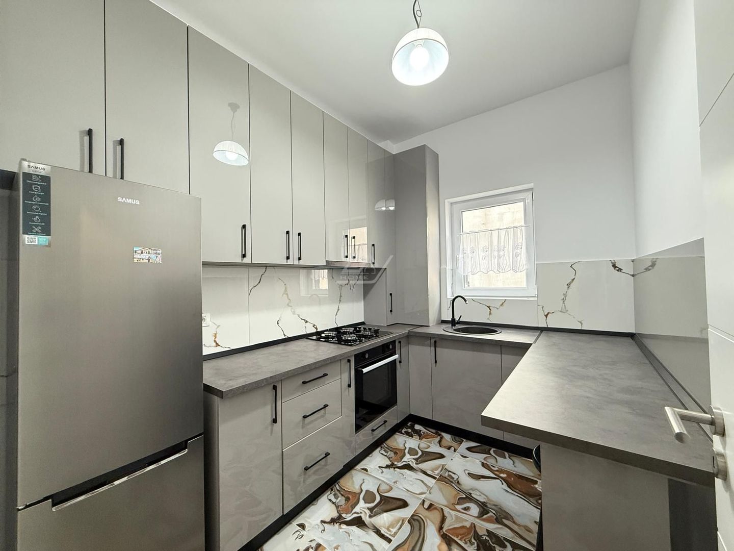 Disponibil imediat. Etaj 1. Bucatarie inchisa. Loc de parcare. - Poză 6