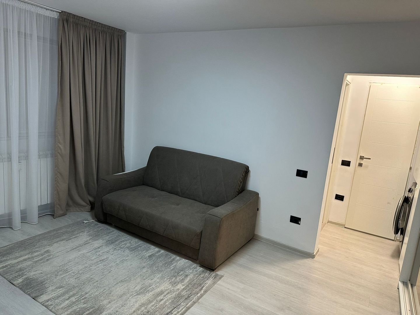 Apartament 2 camere de vanzare renovat si mobilat cu loc de parcare AD - Poză 1