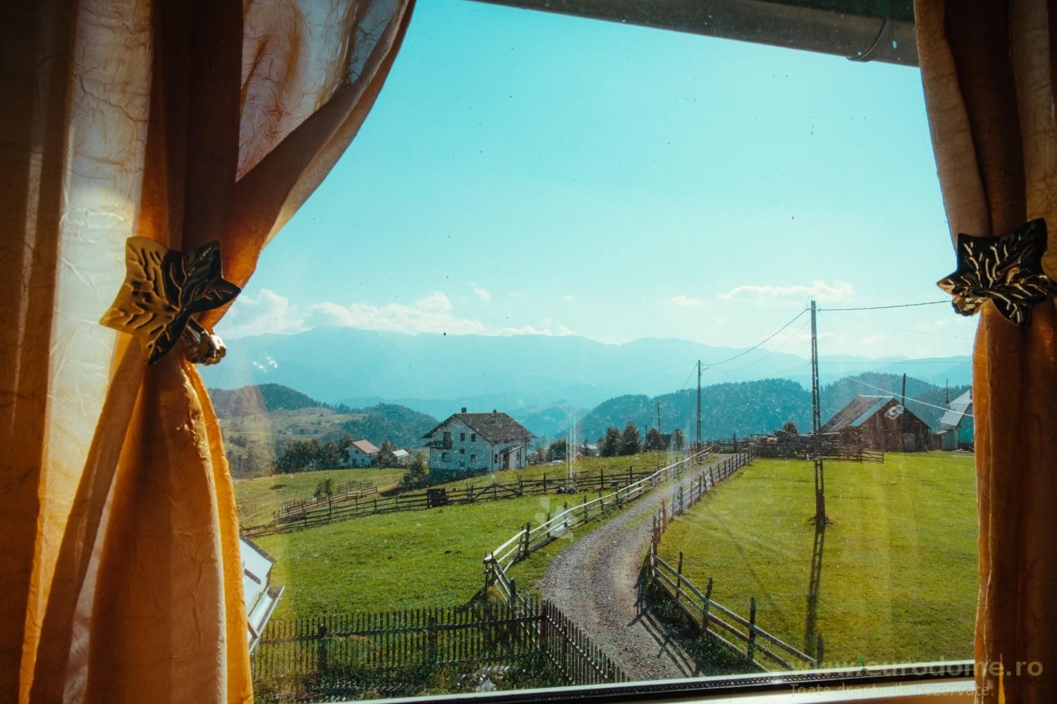 Exclusivitate - casa rustica, priveliste deosebita, 45 km de Brasov - Poză 1