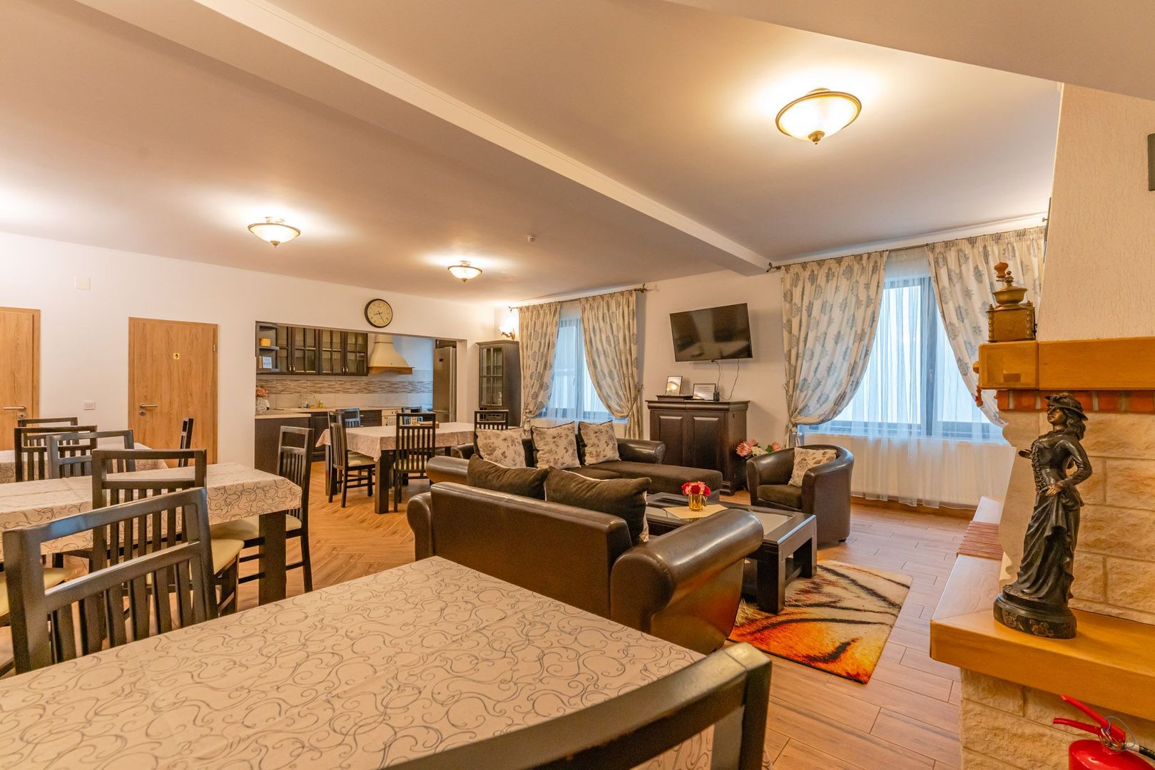 Pensiune Râșnov, 13 camere plus locuință proprietar, zonă Cetate - Poză 6