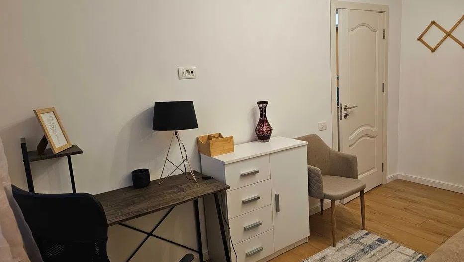 Închiriere apartament 3 camere mobilat, etaj 2, zonă liniștită - Poză 4