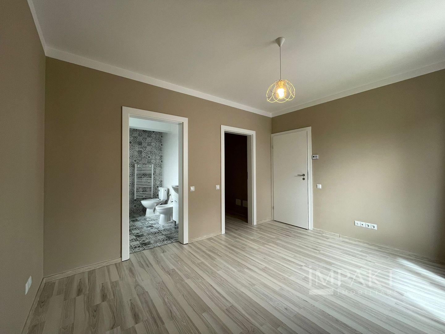 Casă / Vilă cu 4 camere de închiriat - Dezmir - Poză 10