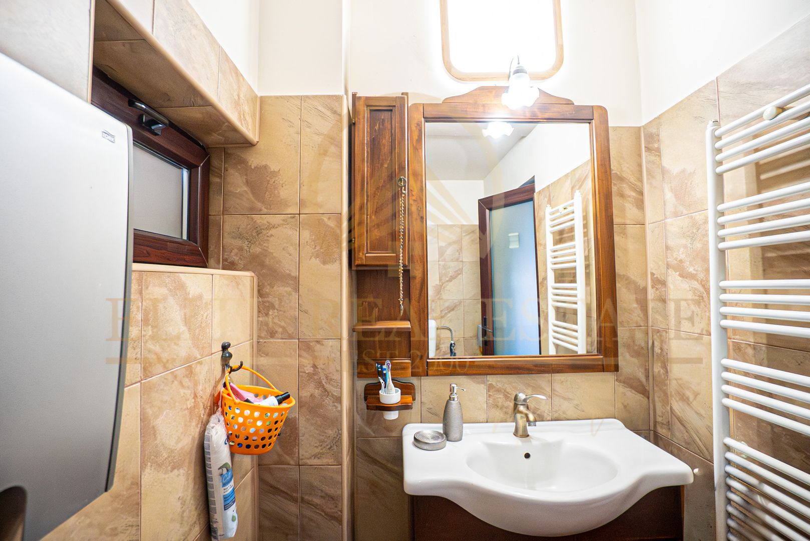 Casa De Vanzare in Palazu Mare - Teren de 455 mp cu Piscina si Garaj - Poză 17