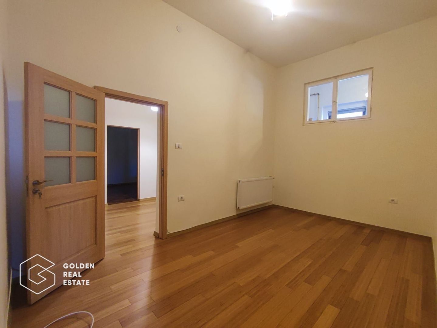 Apartament cu 3 camere, spatiu interior mare, renovat integral, Bld, Revolutiei - Poză 4