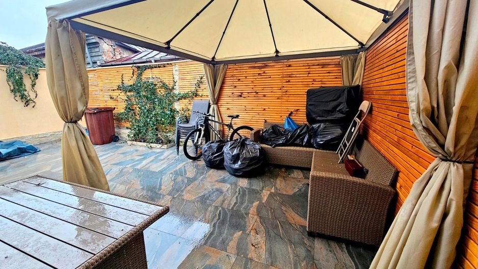 De vanzare - Casa 2 camere, renovata - singur in curte -Piata Centrala - Poză 1