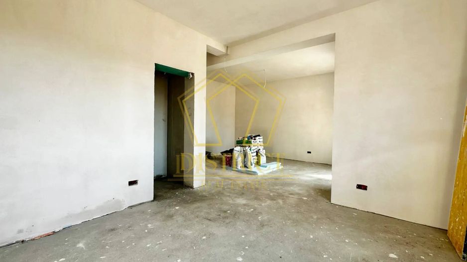 Duplex superb cu 5 camere despartit prin garaj | Dumbravita - Poză 1