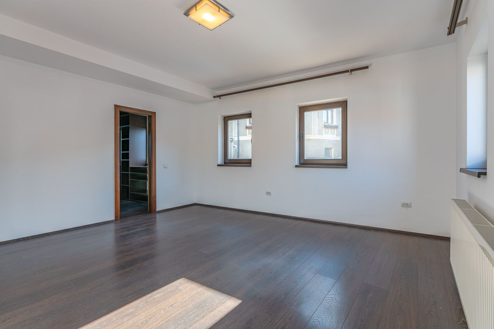 Casă modernă cu garaj și 4 dormitoare, aproape de Piața Sfatului - Poză 8