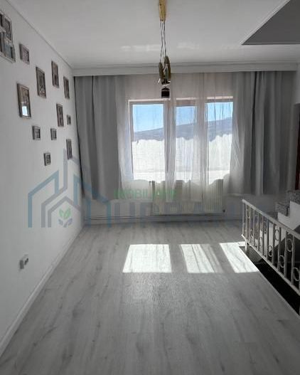 Casă modernă, spațioasă, gata de mutat,6400 mp teren, terase și garaj 399.000 € - Poză 11