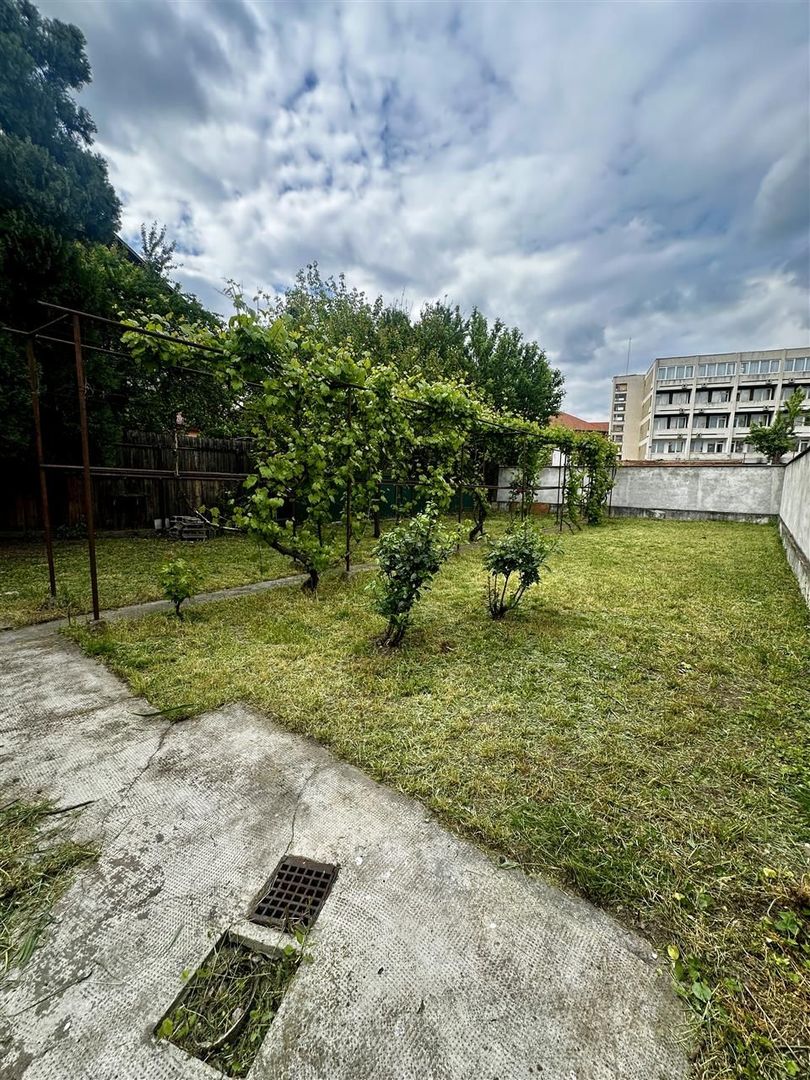 Casa Ultracentral singur ï¿½n Curte - Poză 2