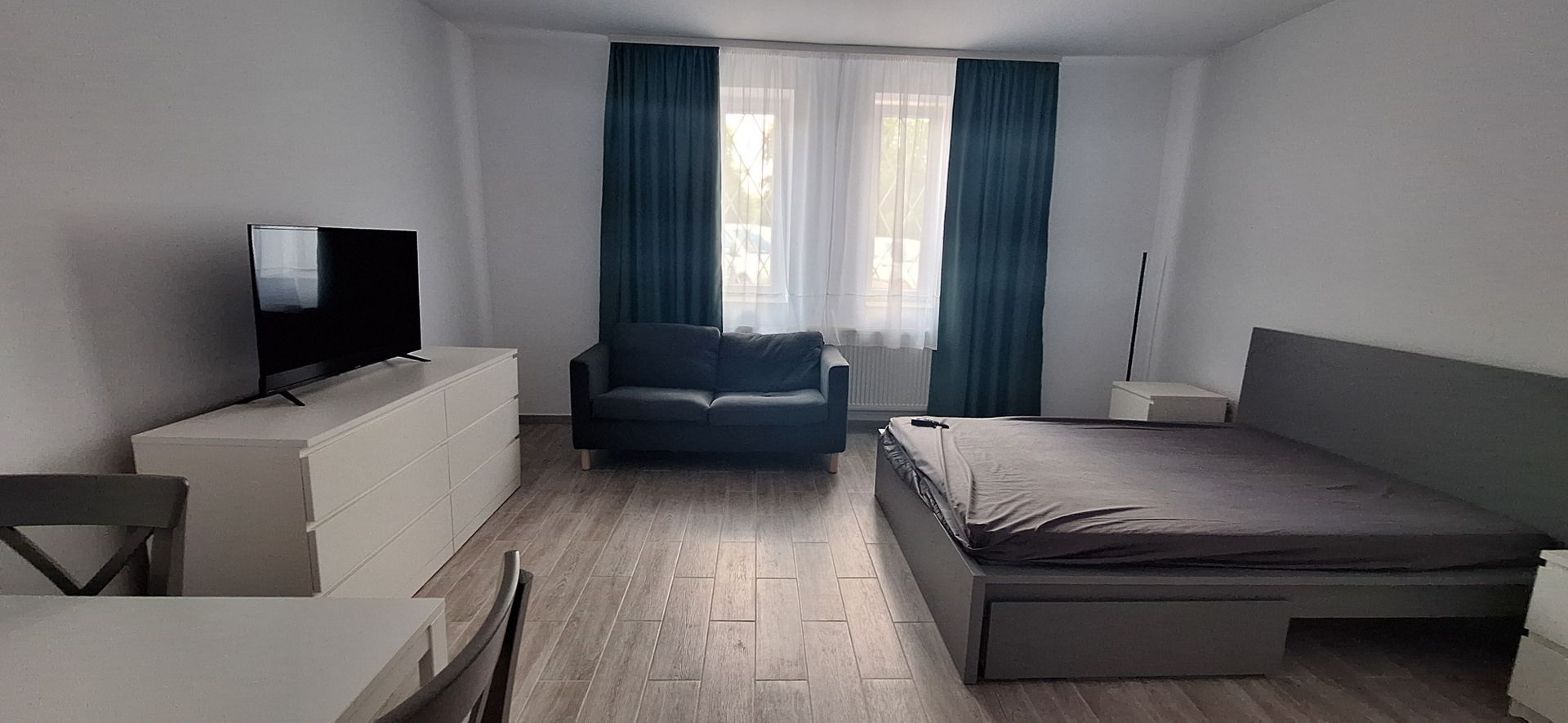 Apartament central cu o camera si loc de parcare - Poză 12