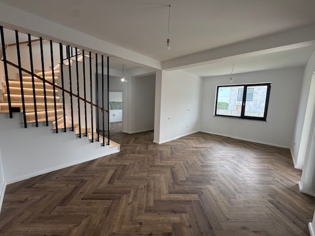 Vila Tunari cu vedere la LAC, 135m2 si curte mare - Poză 11