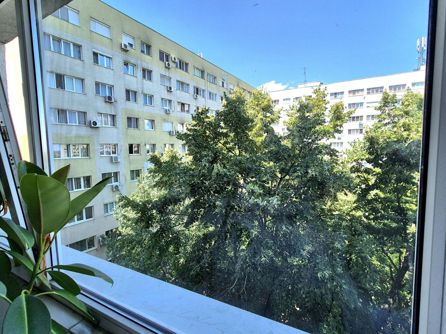 Apartament 3 camere - metrou 1 Dec. - Poză 3