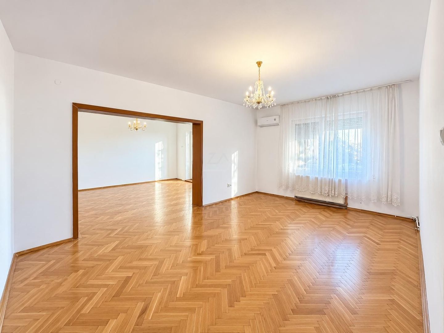 Bloc tip asociatie - zona Kiriac. 4 camere, 3 balcoane. Garaj si boxa. - Poză 1