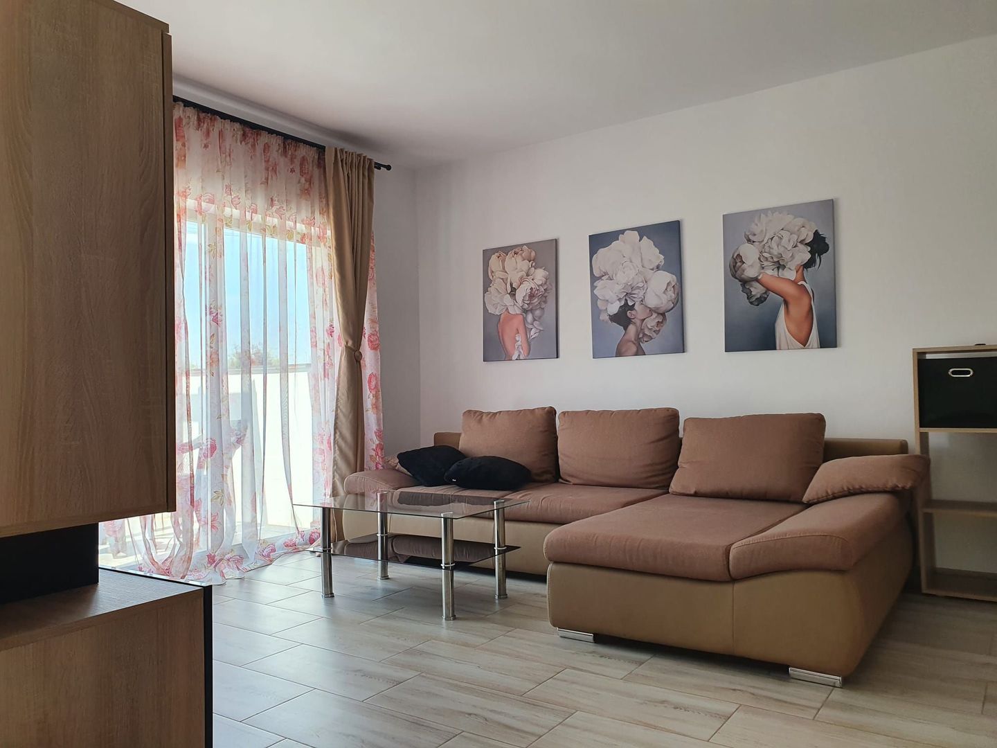 Casa cu 4 camere si garaj - Poză 1