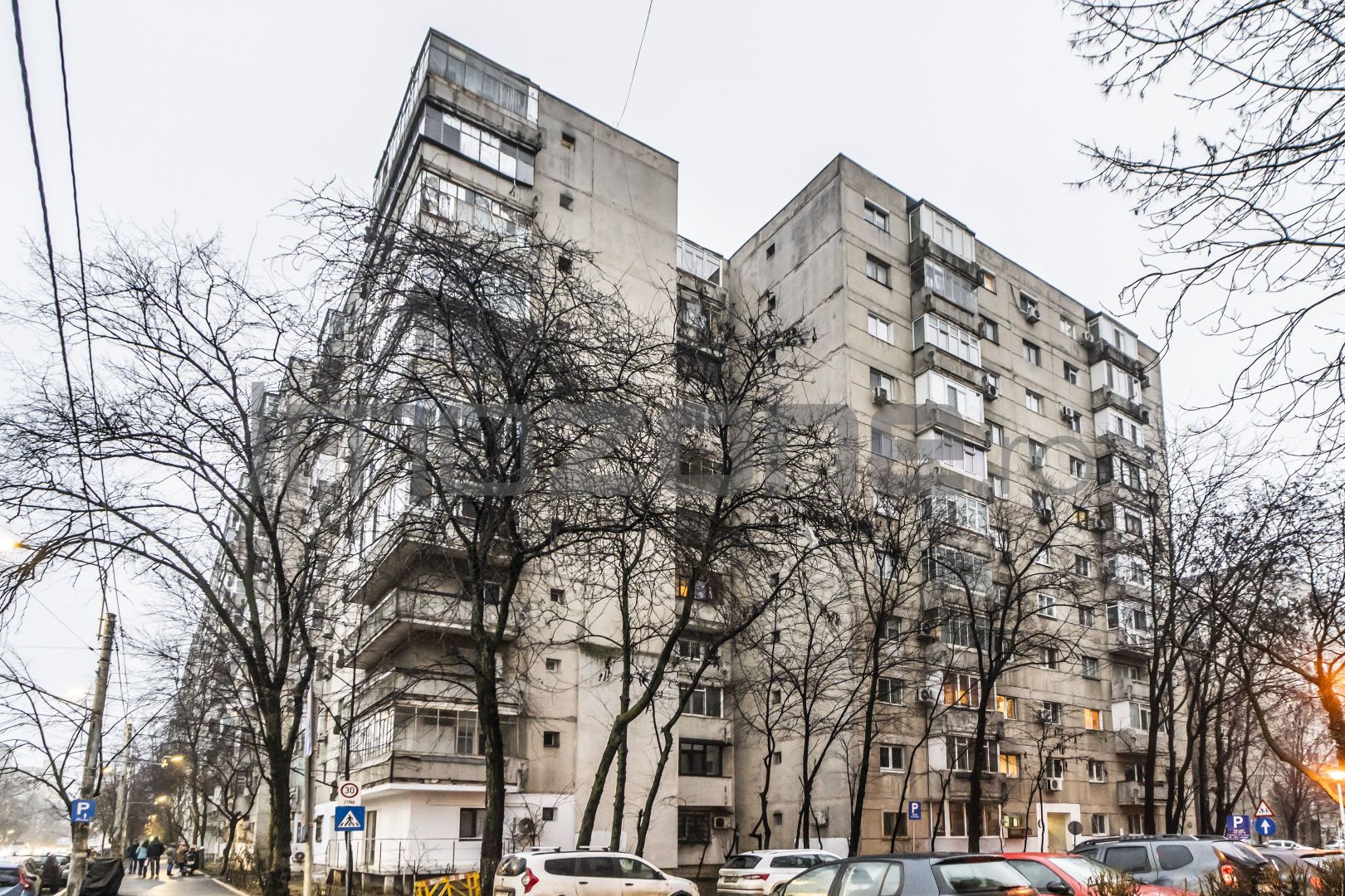 Drumul Taberei 3 camere, 4/10, bloc stradal, c-tie 1980, bucatarie mare, 2 bai - Poză 1