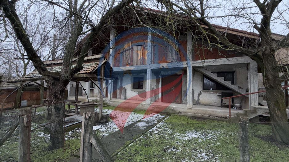 CASA CU TEREN 2500 MP LA 23 KM DE CRAIOVA CU TEAVA DE GAZE - Poză 1