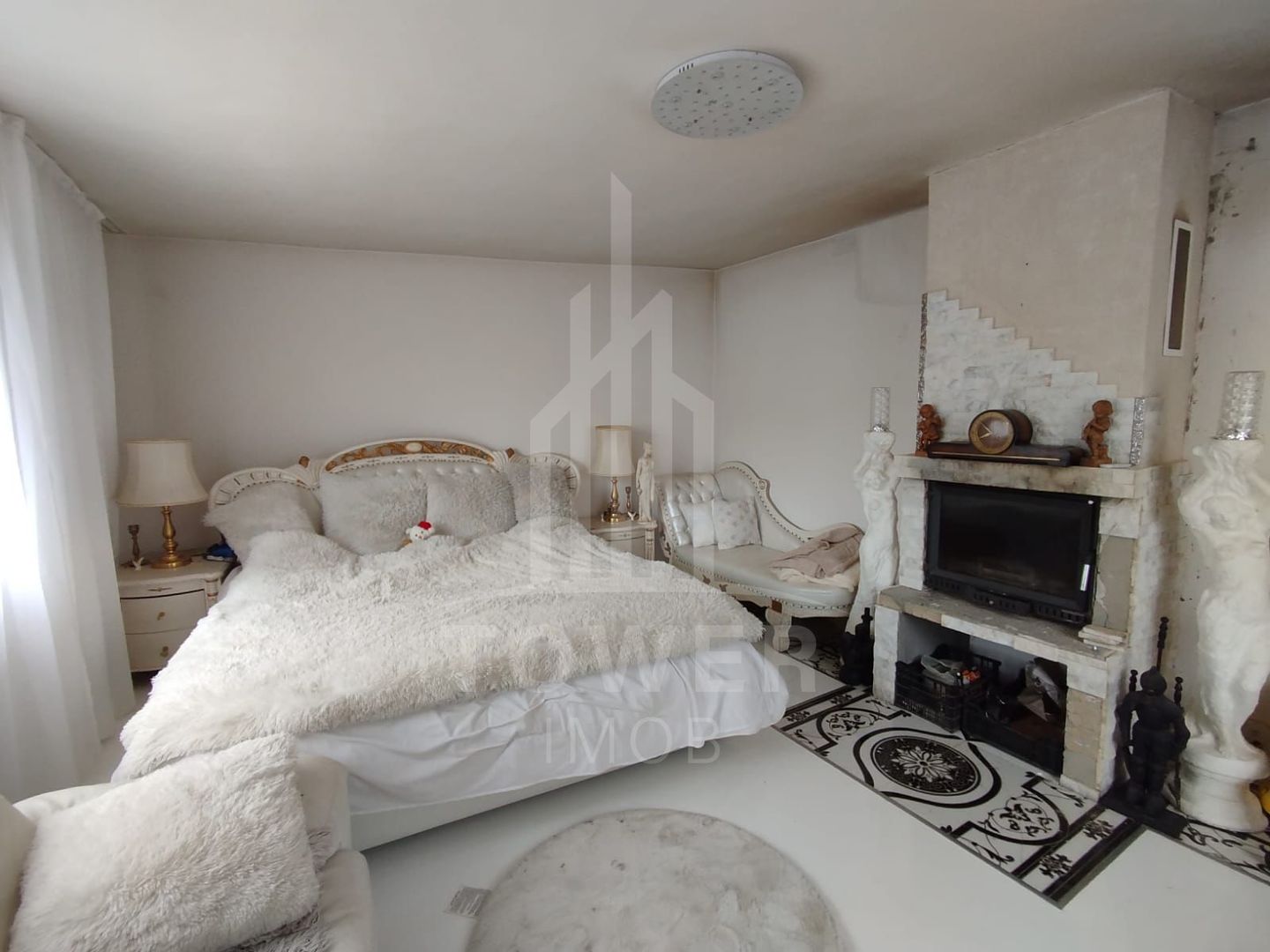 Casa de vanzare cu spatiu comercial la parter - Poză 1