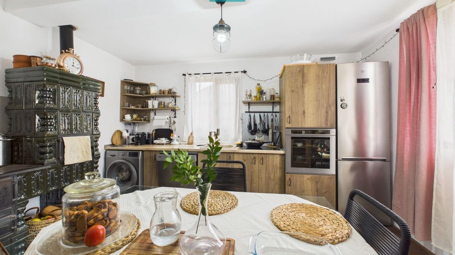 Casă renovată în localitatea Comănești, Arad - Poză 4