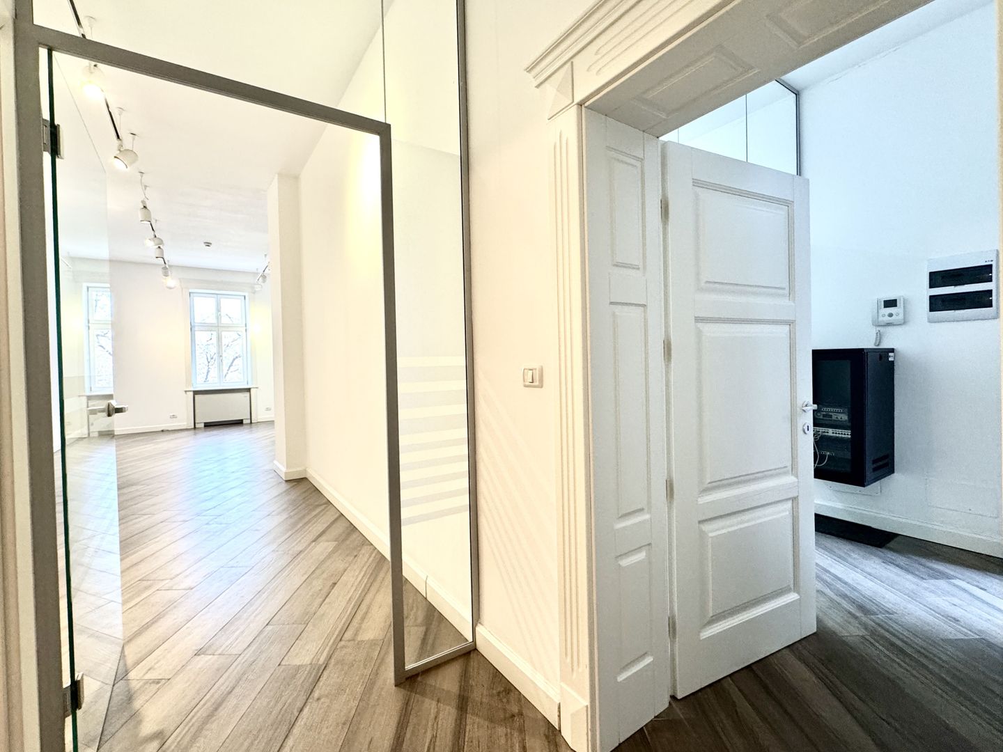 Spațiu Birou - Imobil complet renovat - Poză 8