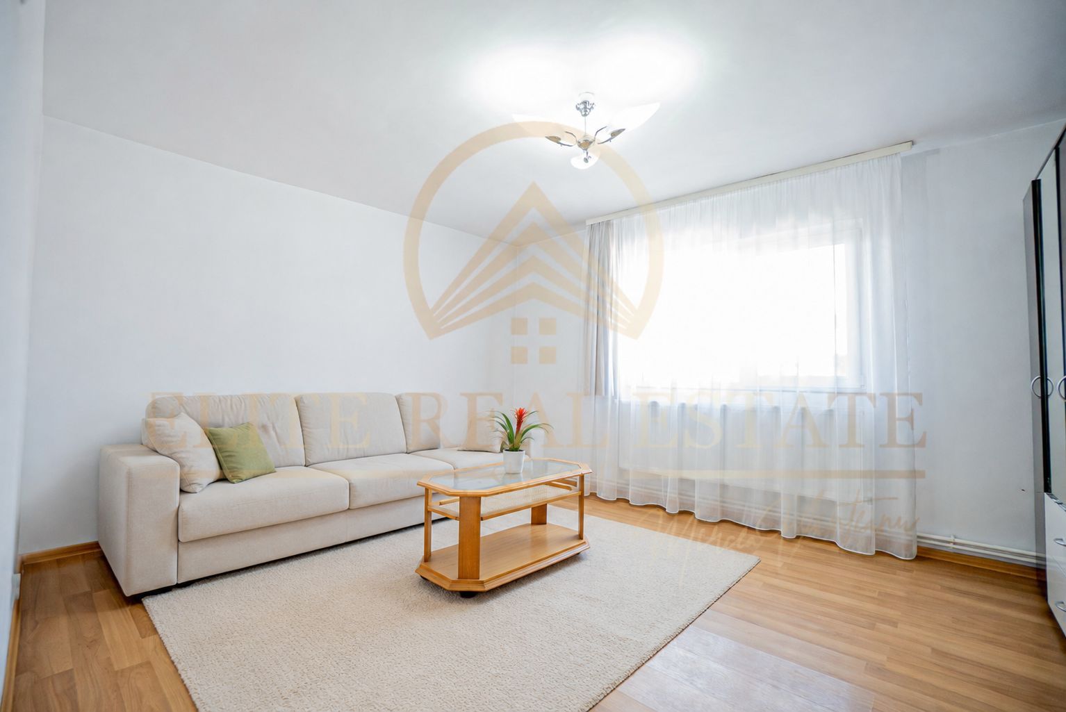 Apartament in vila , Curte  , Garaj - Pod butelii - Poză 1