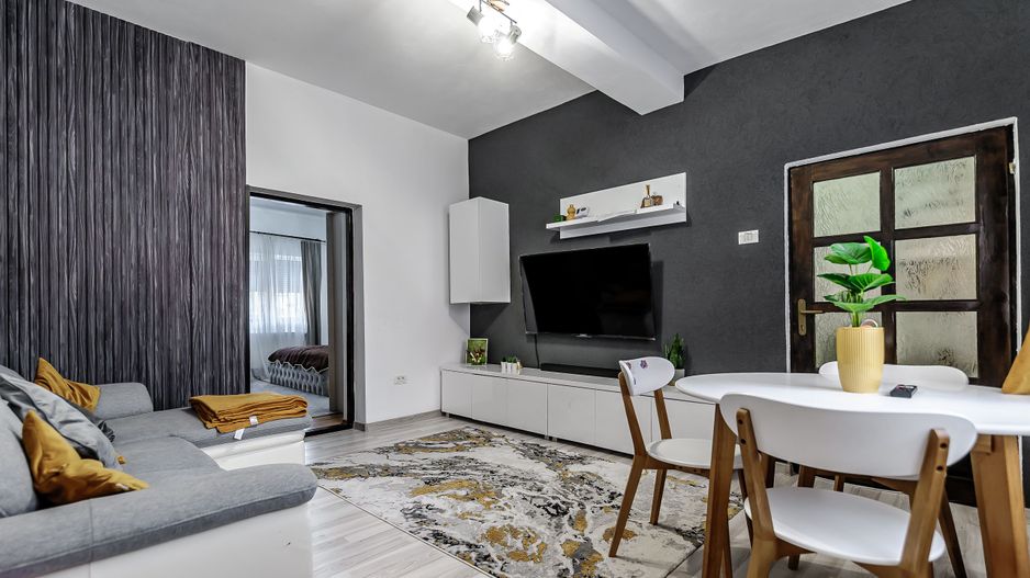 Doua apartamente cu gradina si terasa, in Micalaca, la curte comuna - Poză 1