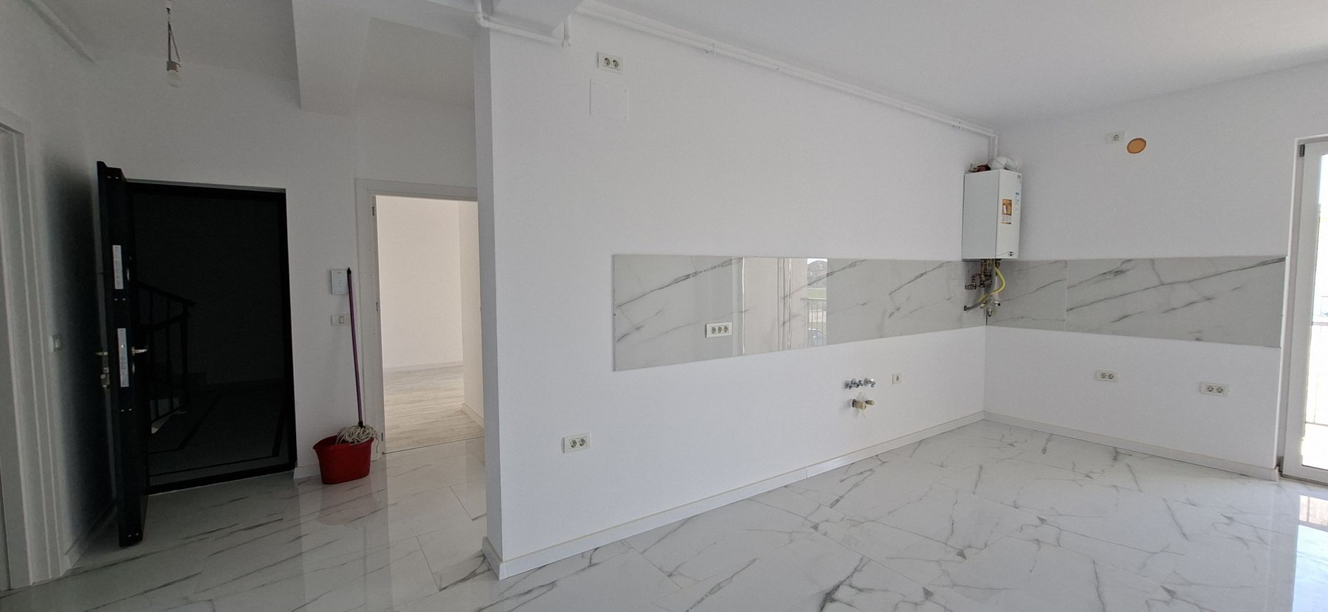 Apartament cu 3 camere si un loc de parcare - Poză 5