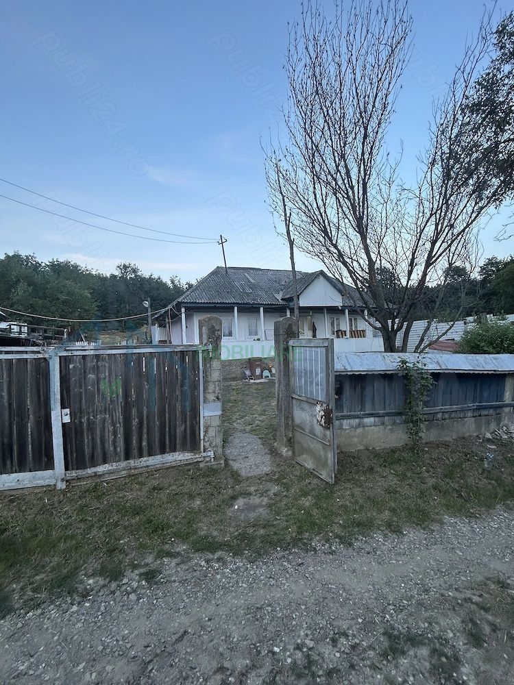 Vând casă în Miroslovești - Poză 1