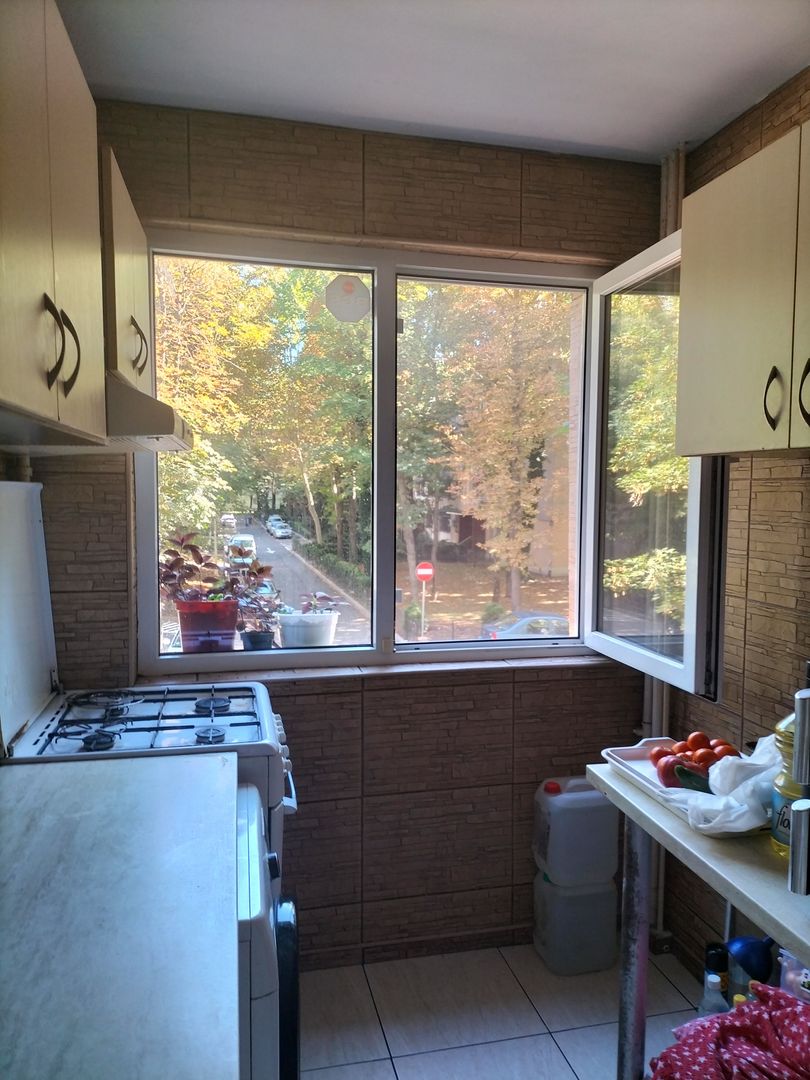 Apartament 3 camere, Bld. Obregia. Etaj 1. Loc parcare. - Poză 4
