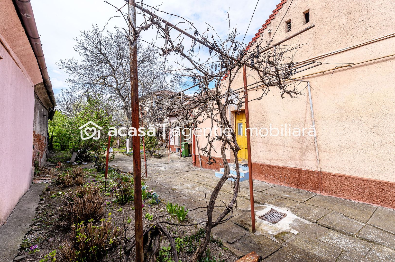 Ocazie Casa veche cu teren generos de 1095 mp in Parneava - Poză 2