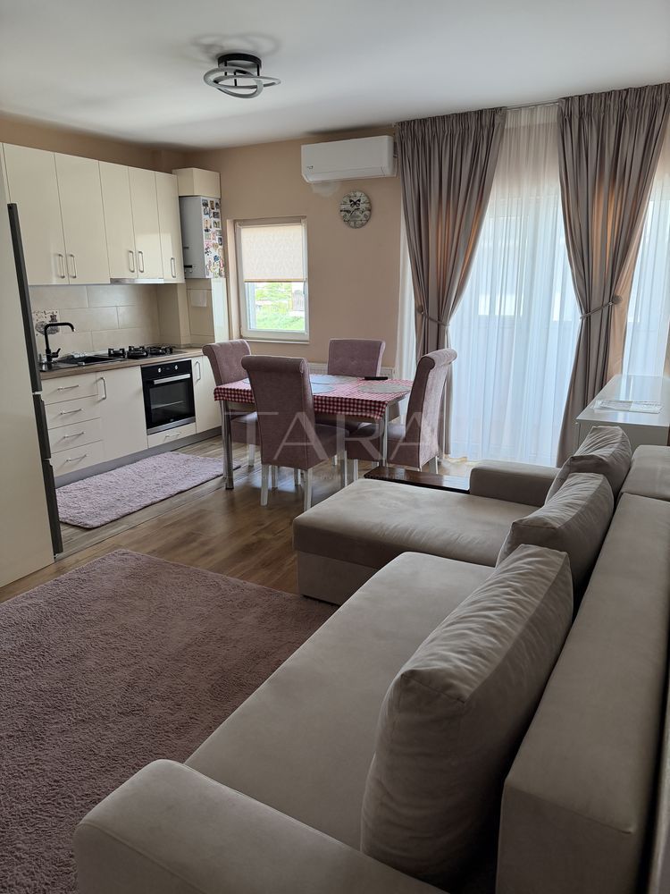Apartament mobilat și utilat, balcon închis și parcare inclusă. - Poză 2