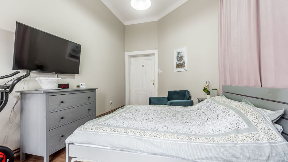 Apartament ultracentral cu 4 camere decomandat, etaj intermediar - Poză 12