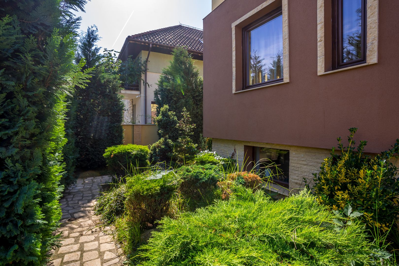 9 camere, 5 bai, spatiu hobby, gradina, garaj,locatie buna - Poză 26