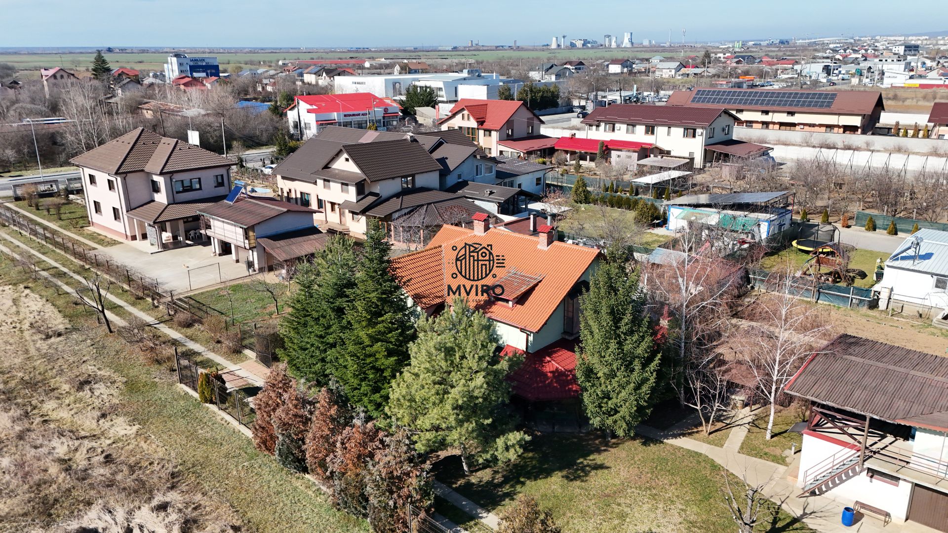 Casa de vanzare in Targoviste - 5 camere, 2 garaje, teren generos - Poză 4