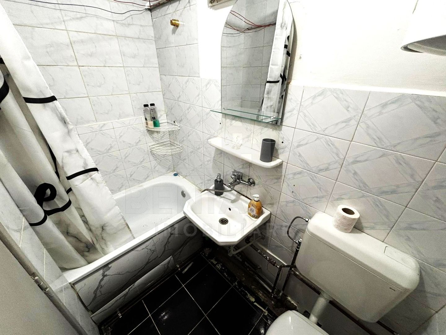 Camera -Garsoniera -24mp -Tractorul -etaj 2-Baie si bucatarie proprie - Poză 5