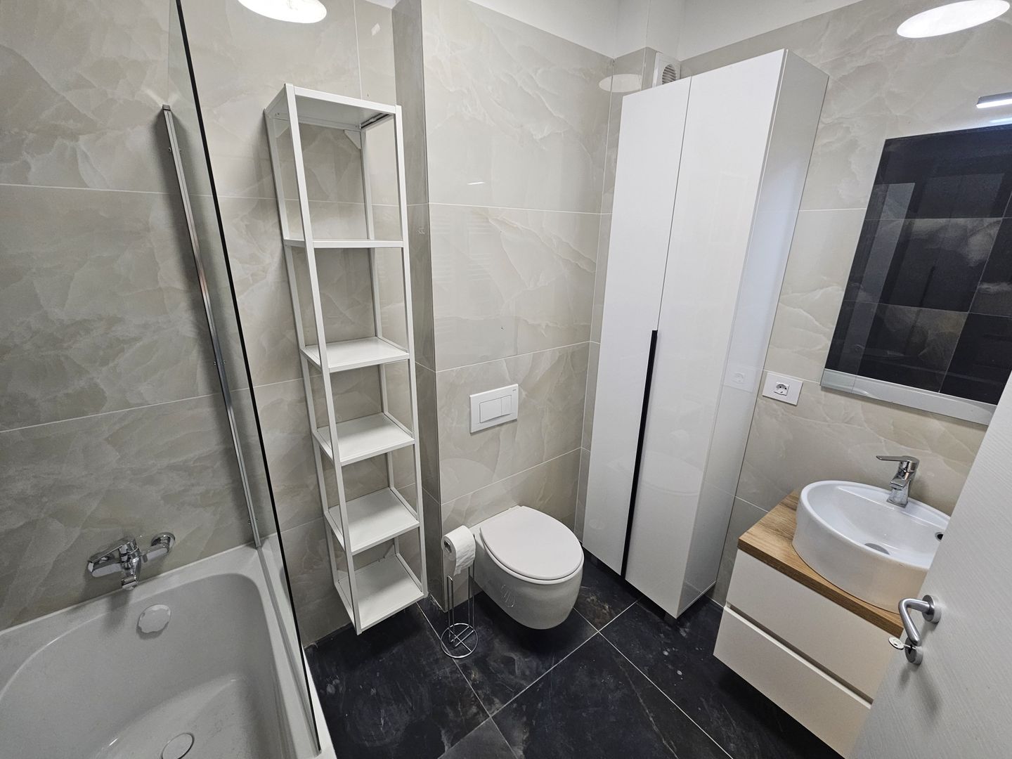 PRIMA INCHIRIERE Apart 2 cam cu terasa 12 mp si loc de pacare AMBIANCE - Poză 14