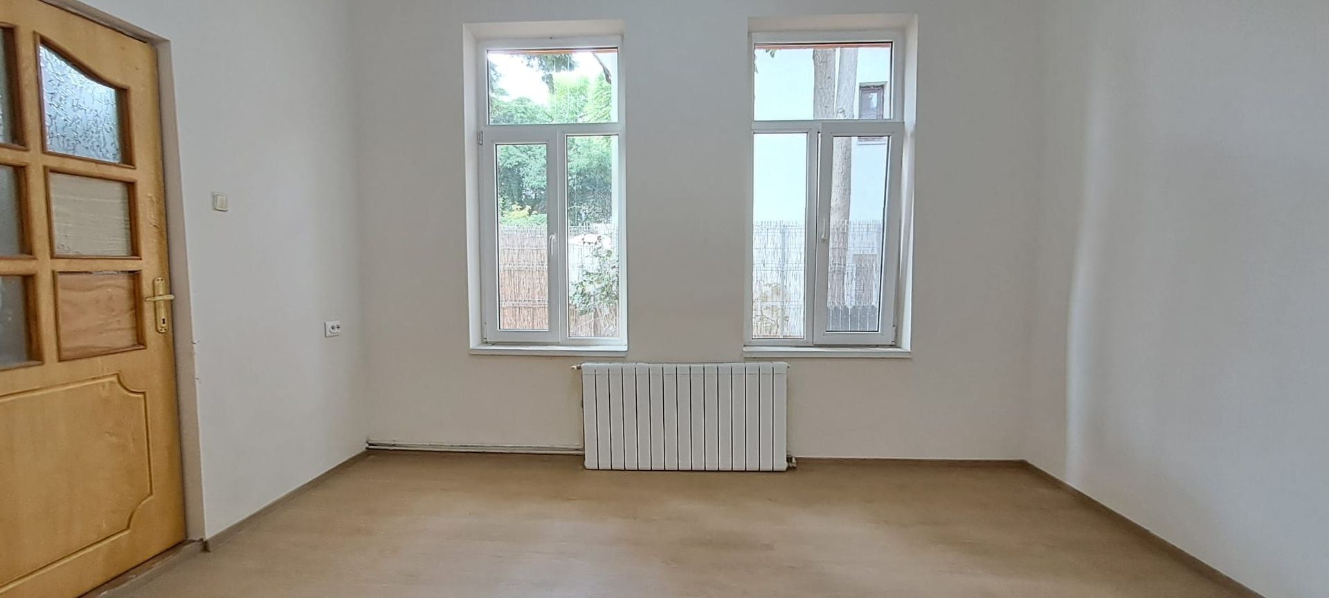 Tineretului, 350 metri metrou, casa 2 camere + curte, mutare imediat - Poză 3