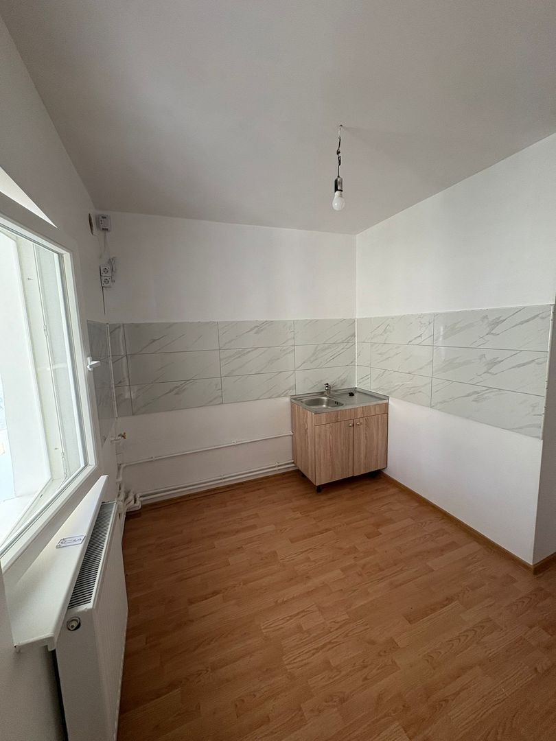 De inchiriat apartament cu 2 camere nemobilat, I. C. Frimu, etaj 3, 300 Eur - Poză 2