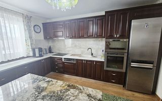 Vilă spațioasă Strejnicu S+P+1E+M, 8 camere, garaj, teren 595 mp - Poză 35