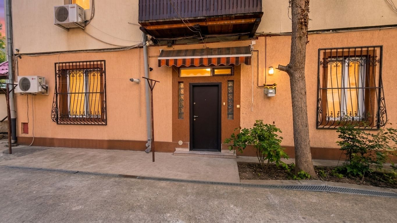 Apartament 2 camere, parter, curte comună închisă, ultracentral - Poză 1