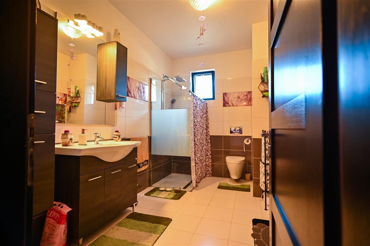 Somptuozitate in stil modern, 2 garaje, 3 terase, totul pe 1.000 mp teren - Poză 27