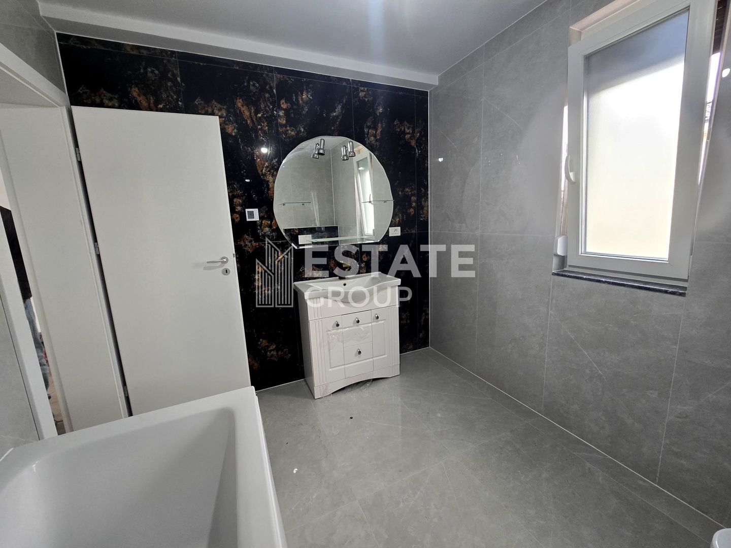 Duplex cu 5 camere despartit prin garaj in Giarmata - Poză 6