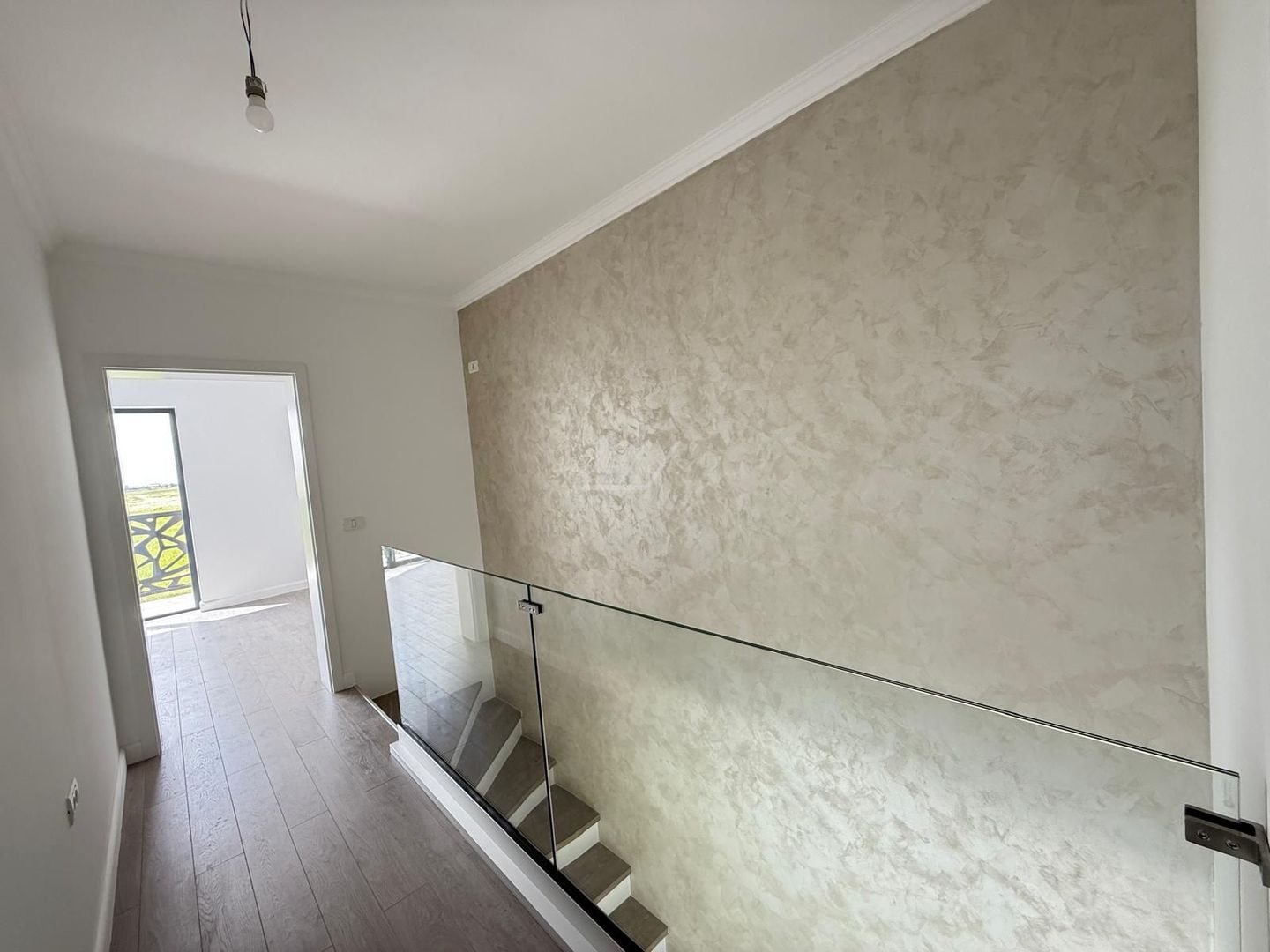 Duplex finalizat despartit prin camera tehnica. 3 dormitoare. 2 balcoane. - Poză 9