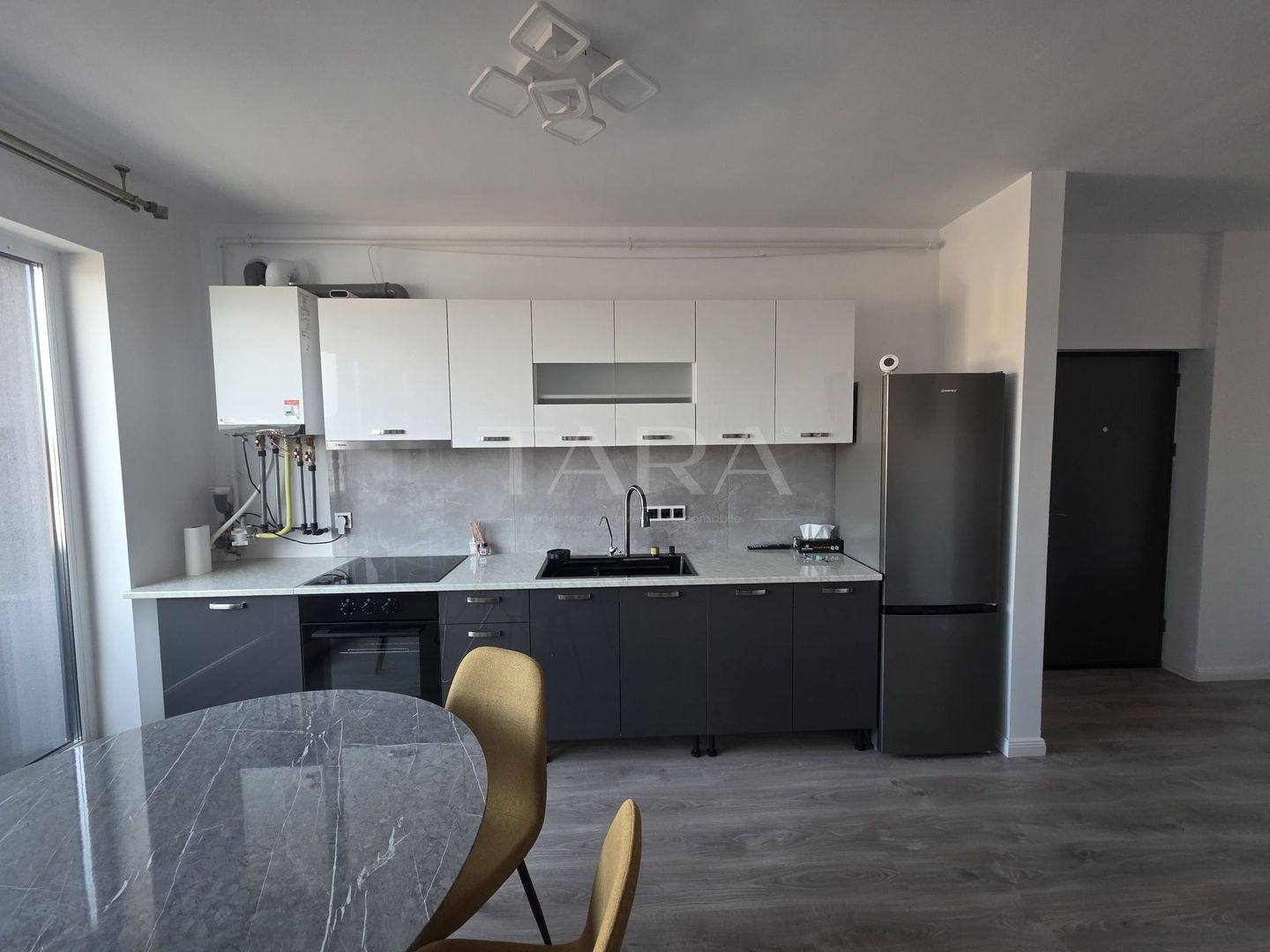 Vând apartament mobilat 3 camere in zona centrala - Poză 2