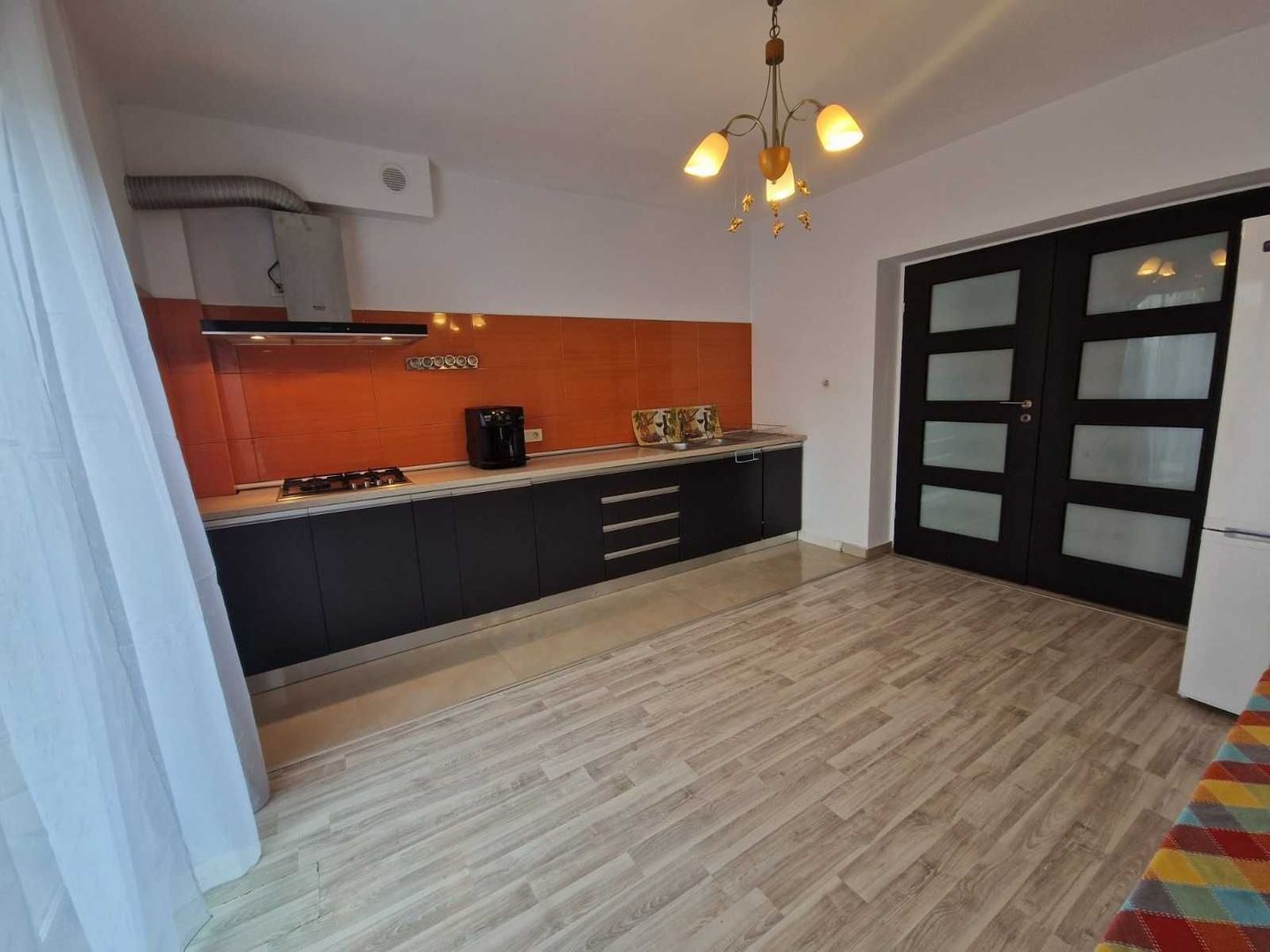 Vila de inchiriat, 4 camere, incalzire in pardosela, curte 800 m2 - Poză 6