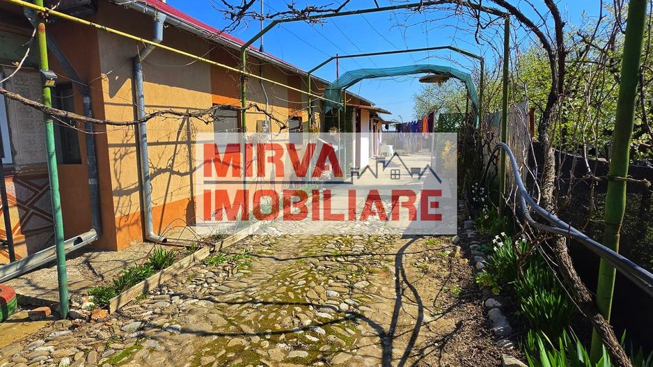 Casă 4 camere, 685 mp teren, renovată 2011 – Mănești, Zalhanaua - Poză 1