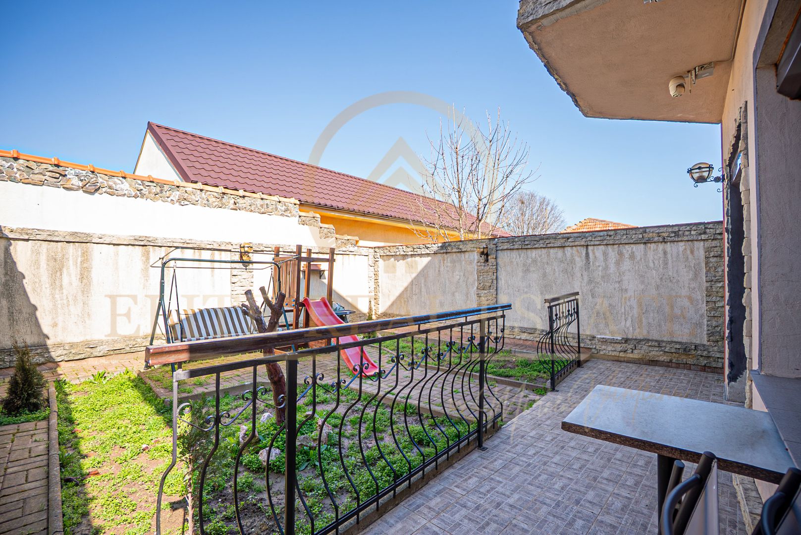 Casa De Vanzare in Palazu Mare - Teren de 455 mp cu Piscina si Garaj - Poză 6