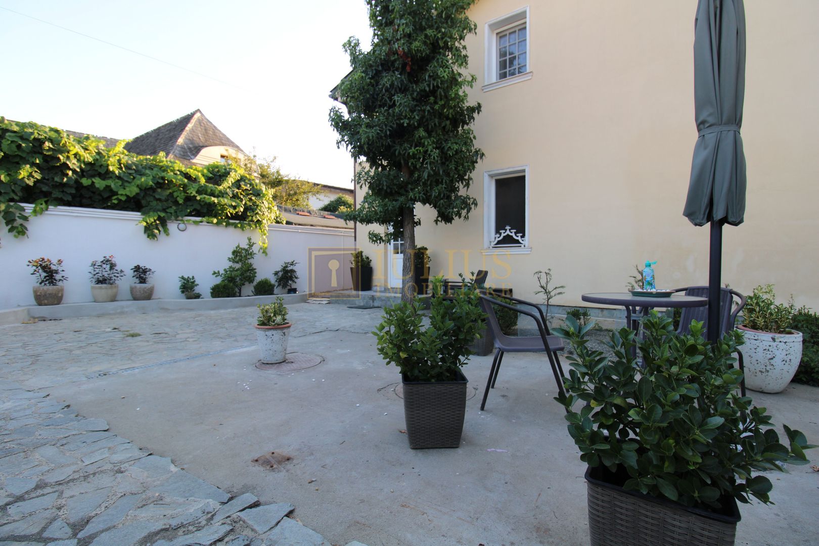 Garsoniera la casa, curte interioara si loc de parcare inclus - Poză 1