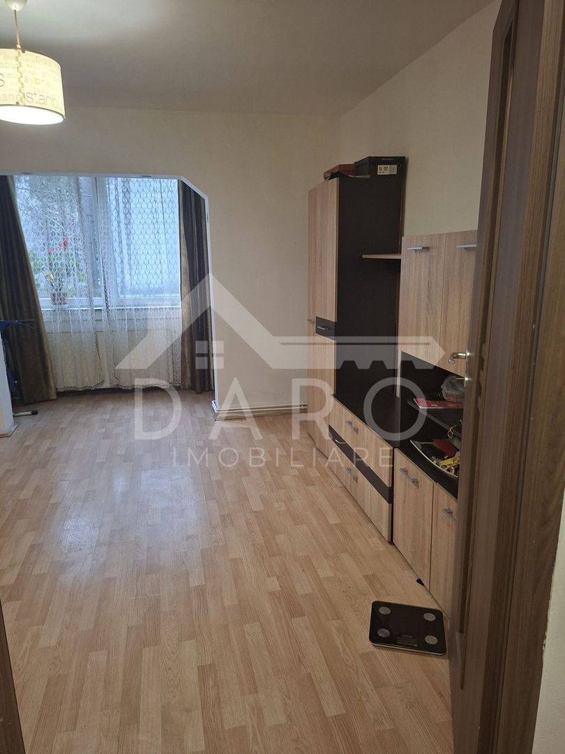 Vând apartament 3 camere - Poză 1