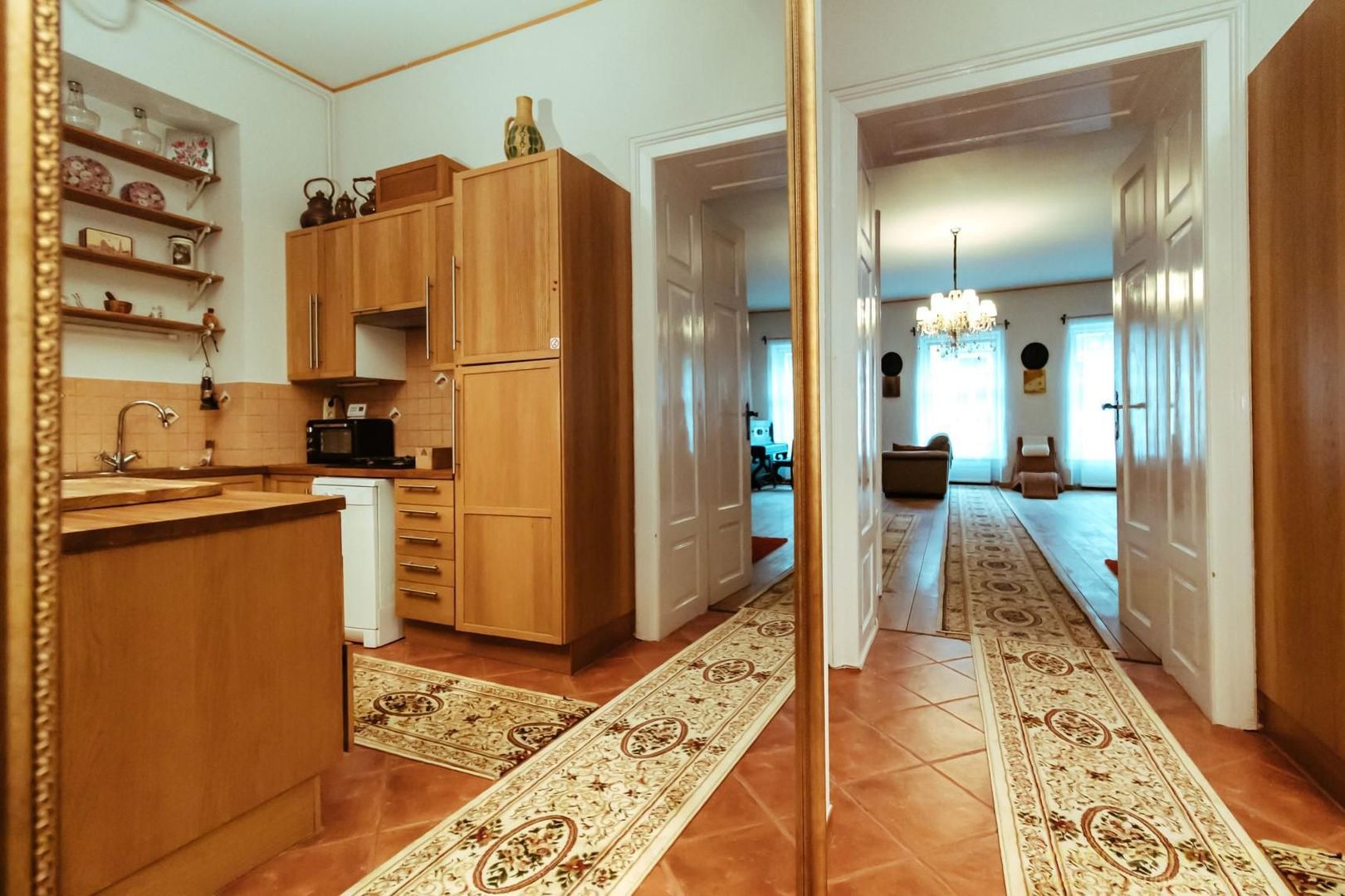 Piata Sfatului, apartament  deosebit, luminos, cu priveliște frumoasă - Poză 7