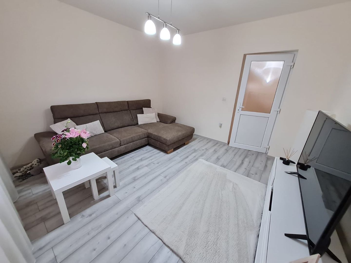 Casă cu teren generos pretabila pentru afacere - Poză 1